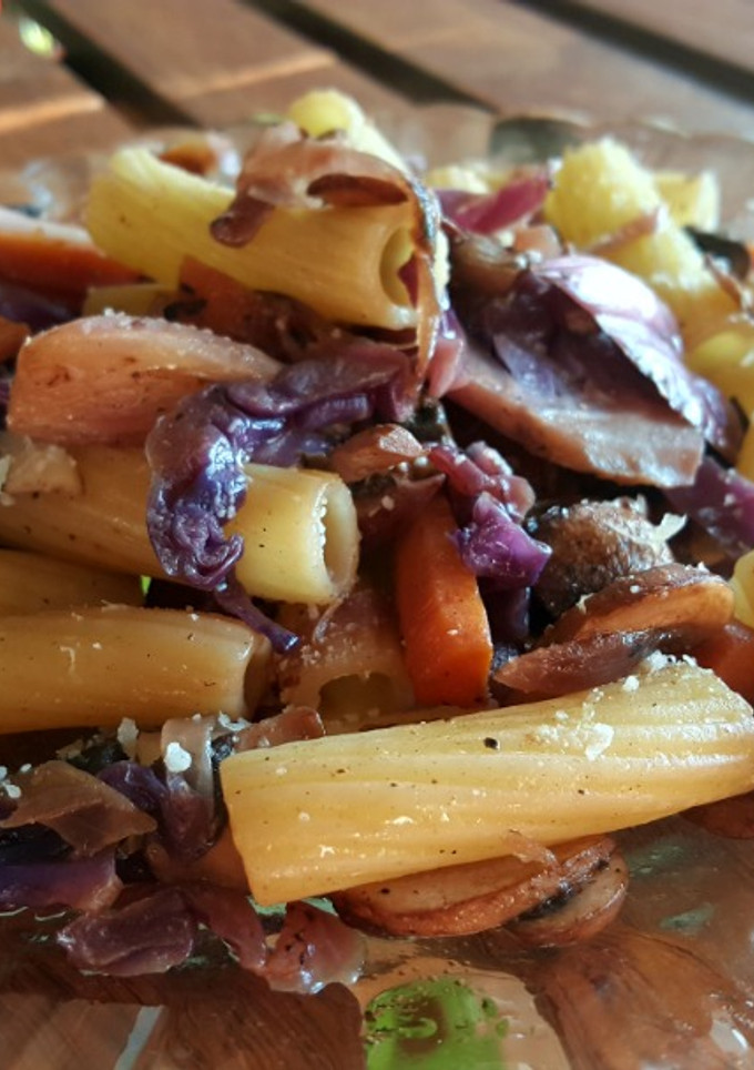 Una foto de Pasta con col lombarda, butifarra negra y más