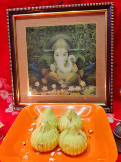 A picture of Instant Kesar Mawa Modak.