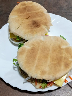 Una foto de Pan de pita relleno vegetal y jamón y queso