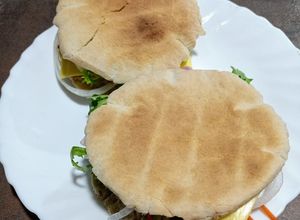 Foto principal de Pan de pita relleno vegetal y jamón y queso