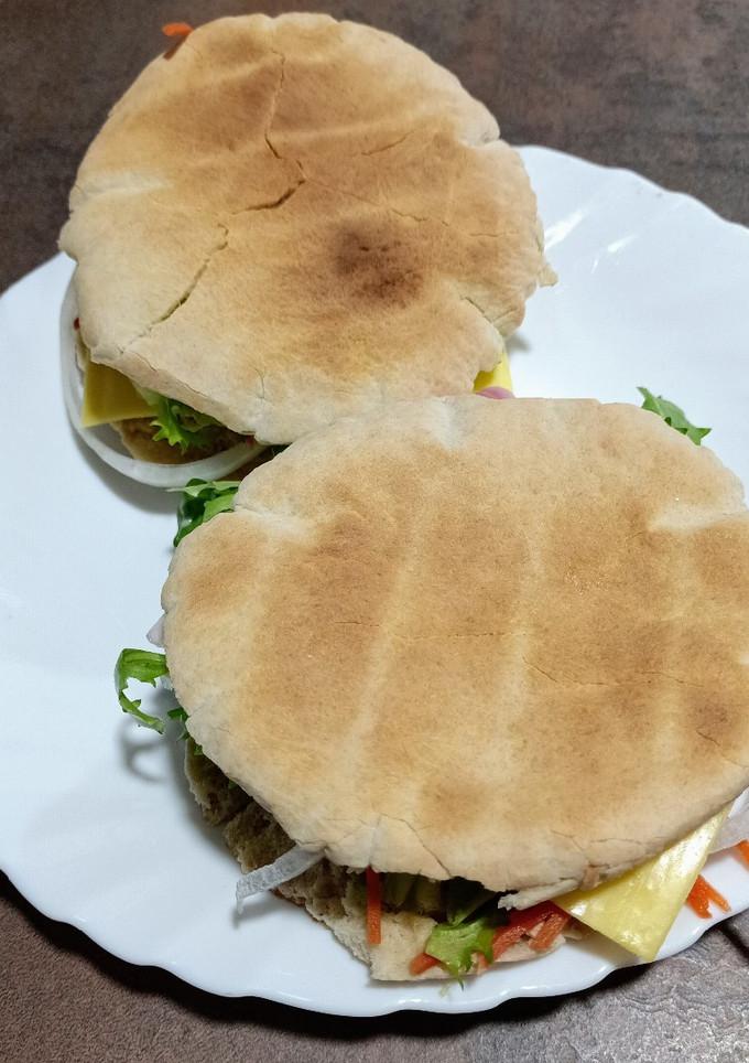 Una foto de Pan de pita relleno vegetal y jamón y queso