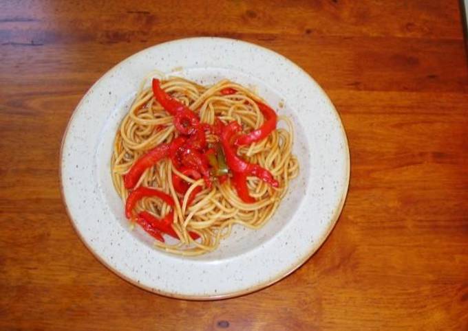 κύρια φωτογραφία συνταγής Μακαρόνια με πιπεριές & γλυκόξινη σάλτσα