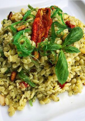 Una foto de Piñones de pasta al pesto con tomate seco y Wakame