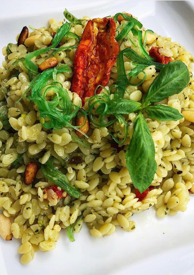 Una foto de Piñones de pasta al pesto con tomate seco y Wakame