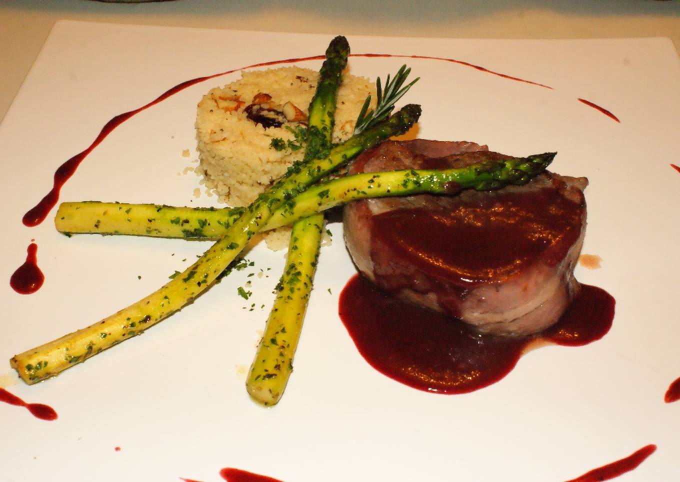 Medallón de res albardado en salsa de vino y frutos rojos