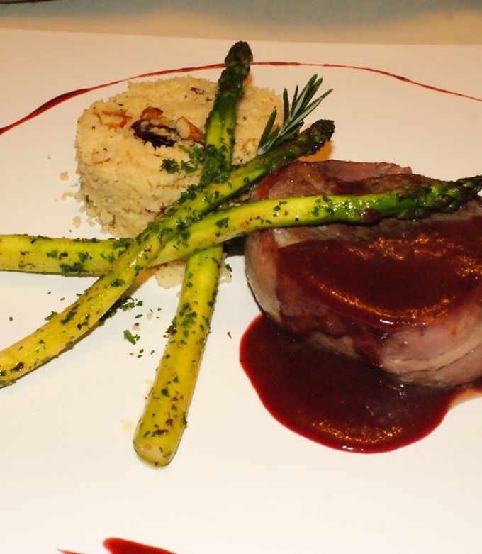 Una foto de Medallón de res albardado en salsa de vino y frutos rojos