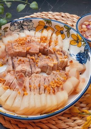 Hình của món Thịt luộc chấm nước mắm hành.