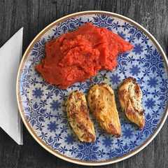 Una foto de Pechugas de pollo en filete con cremoso puré de remolacha