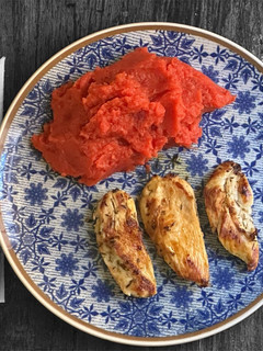 Una foto de Pechugas de pollo en filete con cremoso puré de remolacha