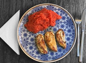 Una foto de Pechugas de pollo en filete con cremoso puré de remolacha
