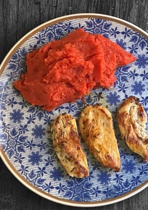 Una foto de Pechugas de pollo en filete con cremoso puré de remolacha