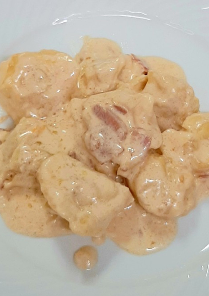 Una foto de Tortelloni con salsa carbonara