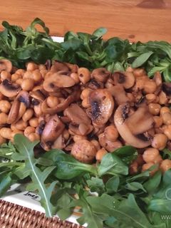 Una foto de Ensalada de garbanzos vegana