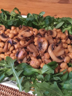 Una foto de Ensalada de garbanzos vegana