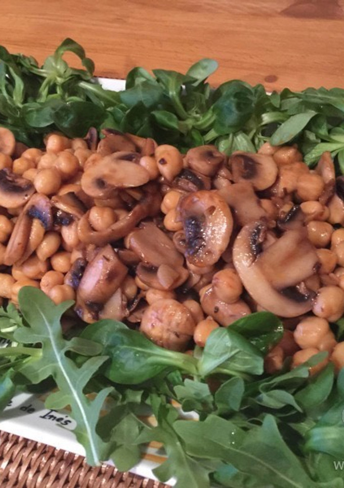 Una foto de Ensalada de garbanzos vegana