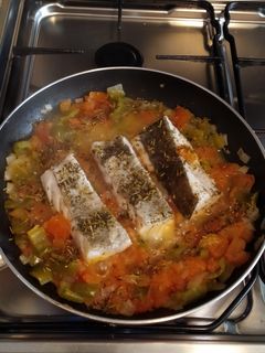 Una foto de Bacalao con verduras