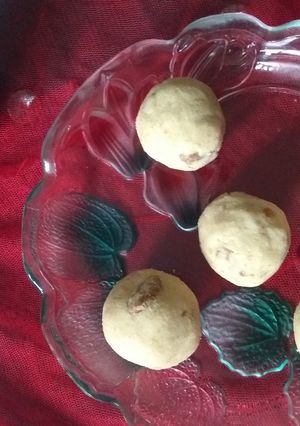 A picture of Maladu ladoo.