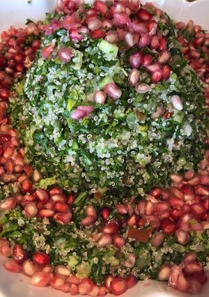 صورة لوصفة تبولة سورية بالكينوا والرمان مفيدة للدايت على طريقتي