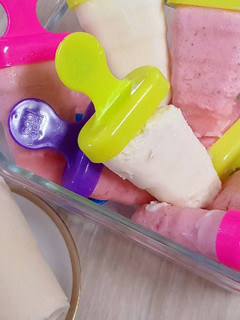 Una foto de Paletas de Hielo de Frutas Naturales Coco y Fresa