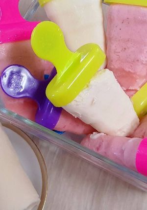 Una foto de Paletas de Hielo de Frutas Naturales Coco y Fresa