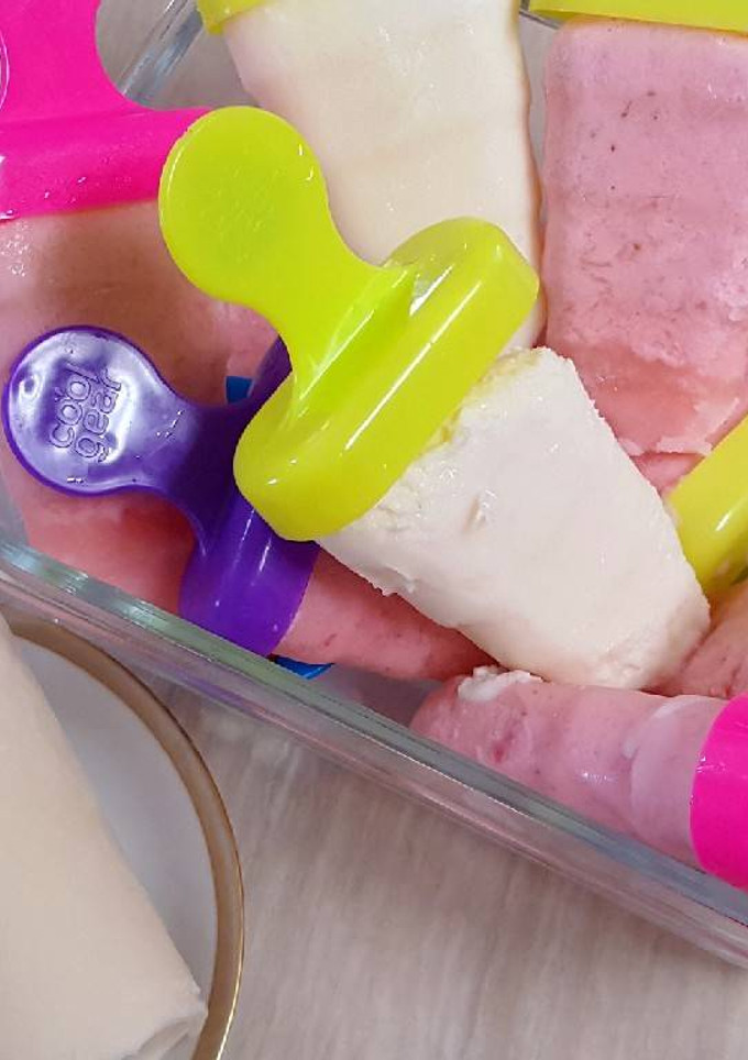 Una foto de Paletas de Hielo de Frutas Naturales Coco y Fresa