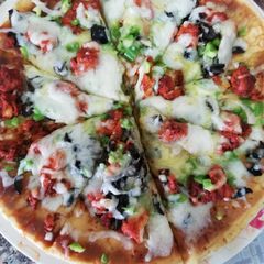 A picture of Chicken tikka pizza on tawa.