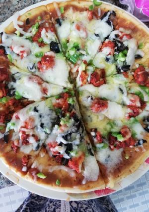 A picture of Chicken tikka pizza on tawa.