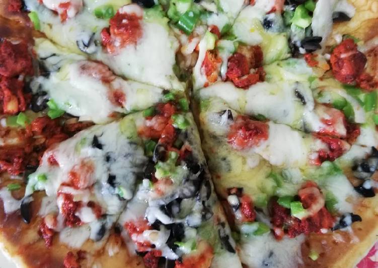 Chiken tikka pizza on tawa