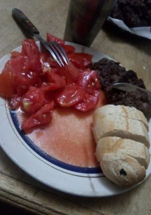 Una foto de Hamburguesas a la plancha con ensalada de tomate