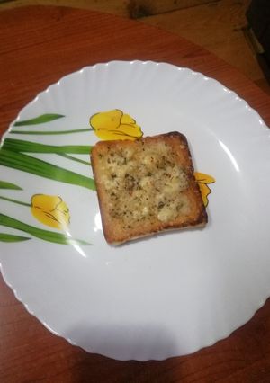 ચીઝી ગાર્લિક બ્રેડ (Cheesy Garlic Bread Recipe In Gujarati) રેસીપી મુખ્ય ફોટો