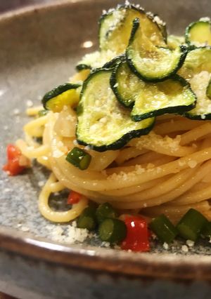 西葫蘆. 双蒜（蒜薹 & 蒜头🧄）意面 的食譜成品照片
