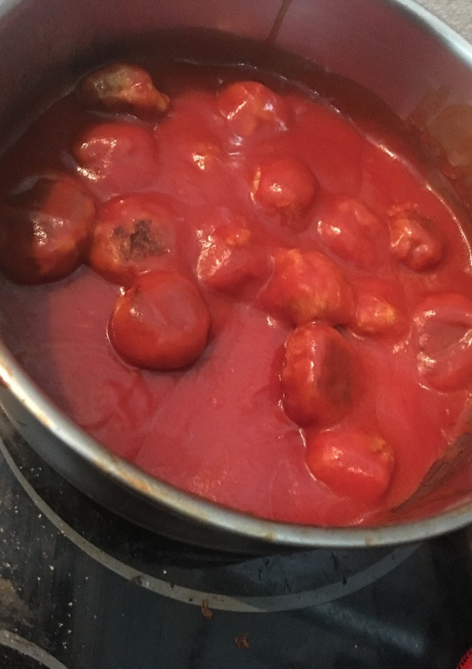 Una foto de Albóndigas de calabacín en salsa de tomate