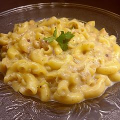 A picture of White sauce pasta.