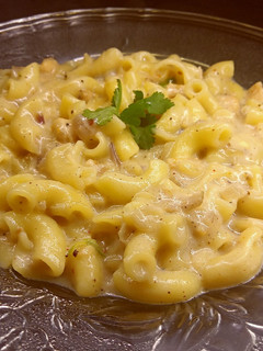 A picture of White sauce pasta.