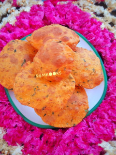 खूस खुशीत मेथी पुरी (Methi Puri Recipe In Marathi) रेसिपी चे मुख्य फोटो