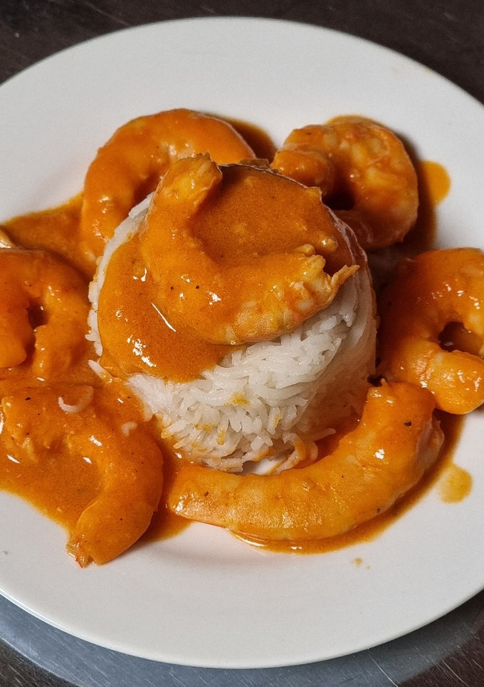 Una foto de Strogonoff de langostinos