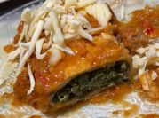 Una foto de canelones de carne y acelga