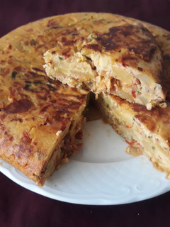 Una foto de Tortilla de cebolla y pimientos..y algo más #yosoyyo