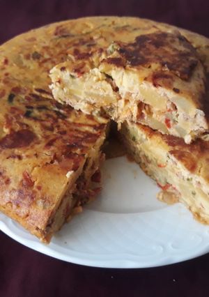 Foto principal de Tortilla de cebolla y pimientos..y algo más #yosoyyo