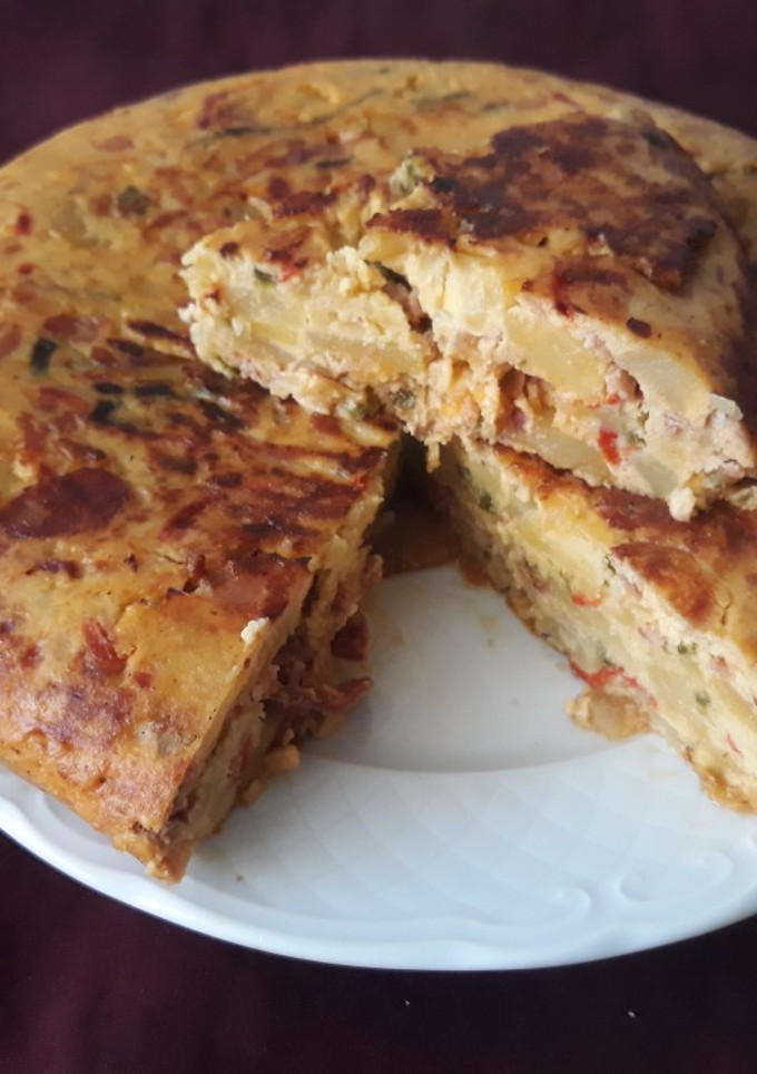 Una foto de Tortilla de cebolla y pimientos..y algo más #yosoyyo