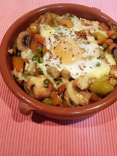 Una foto de Huevos al Plato con Colas de Rape