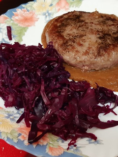 Una foto de Hamburguesa con reducción de Pedro Ximénez y col lombarda estilo chucrut