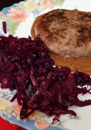 Una foto de Hamburguesa con reducción de Pedro Ximénez y col lombarda estilo chucrut