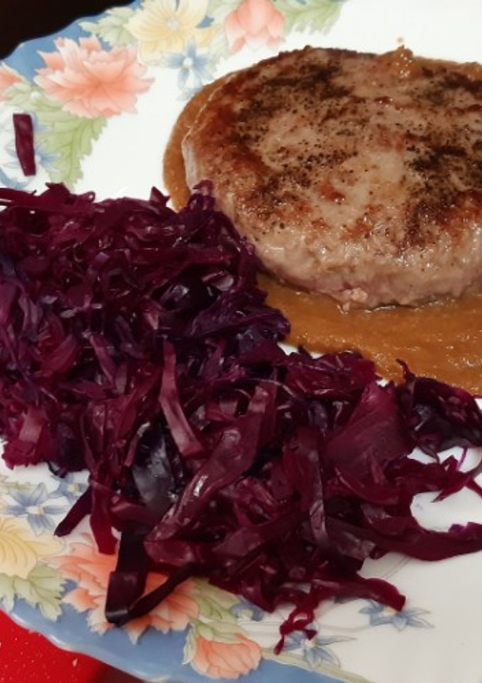 Una foto de Hamburguesa con reducción de Pedro Ximénez y col lombarda estilo chucrut