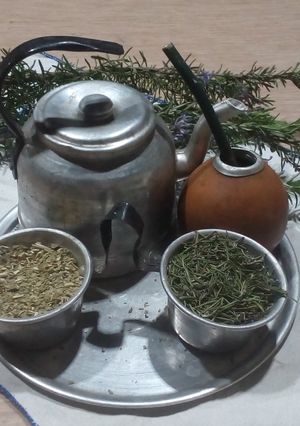 Una foto de Mate con romero