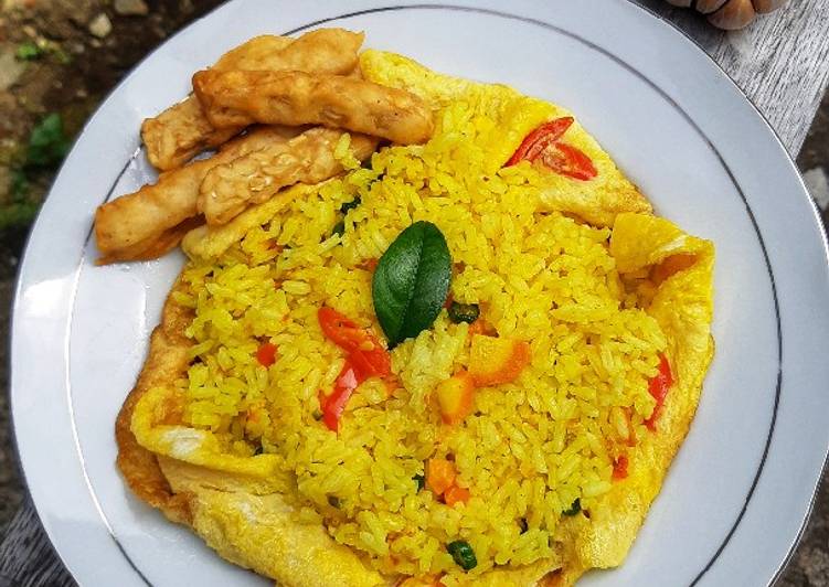 Resep Nasi goreng kunyit lapis omelet stik tempe, Enak Banget