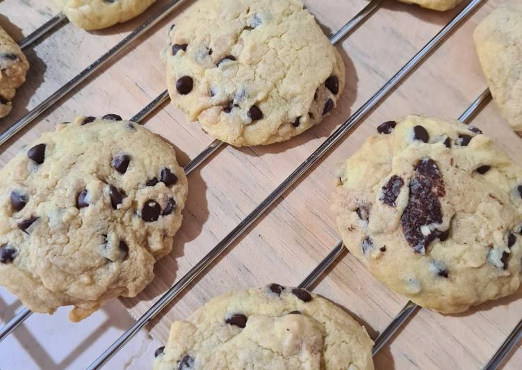 Langkah Mudah untuk Menyiapkan Soft Vanilla Choco Chip Cookies yang Enak
