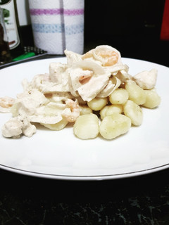 Una foto de Salsa de Pollo con Camarones y Ñoquis