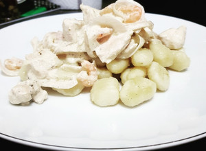 Una foto de Salsa de Pollo con Camarones y Ñoquis
