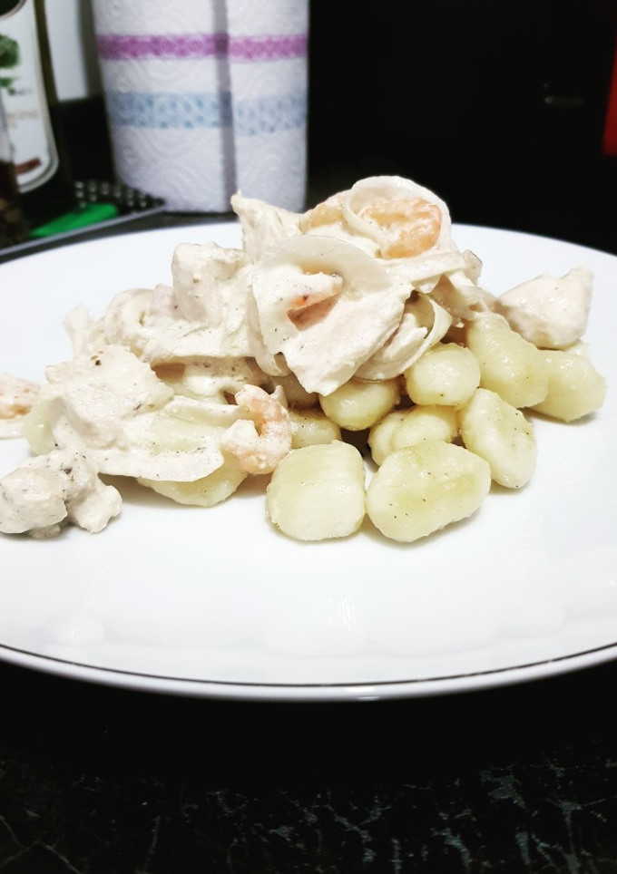 Una foto de Salsa de Pollo con Camarones y Ñoquis
